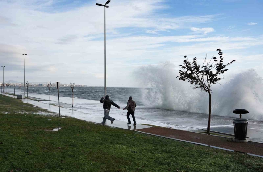 İ̇stanbul’da Dev Dalgalara Aldırış Etmeden Fotoğraf Çekildiler