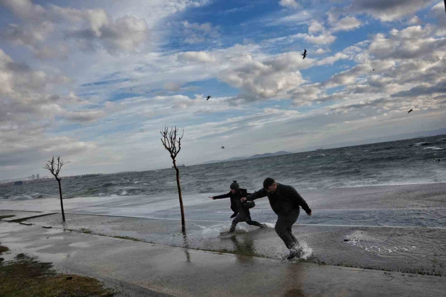 İ̇stanbul’da Dev Dalgalara Aldırış Etmeden Fotoğraf Çekildiler