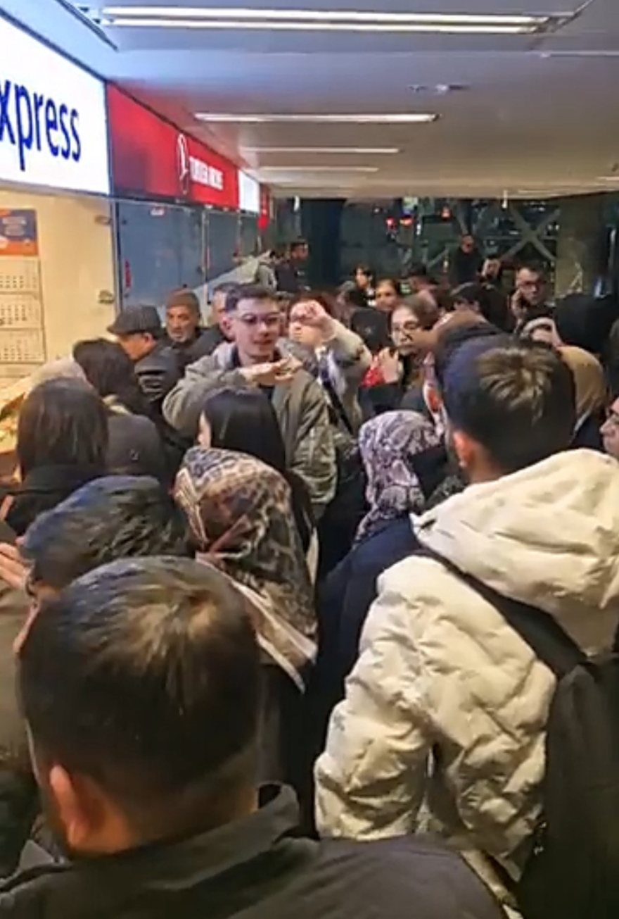 İ̇zmir-diyarbakır Uçuşu 12 Saatlik Eziyete Dönüştü