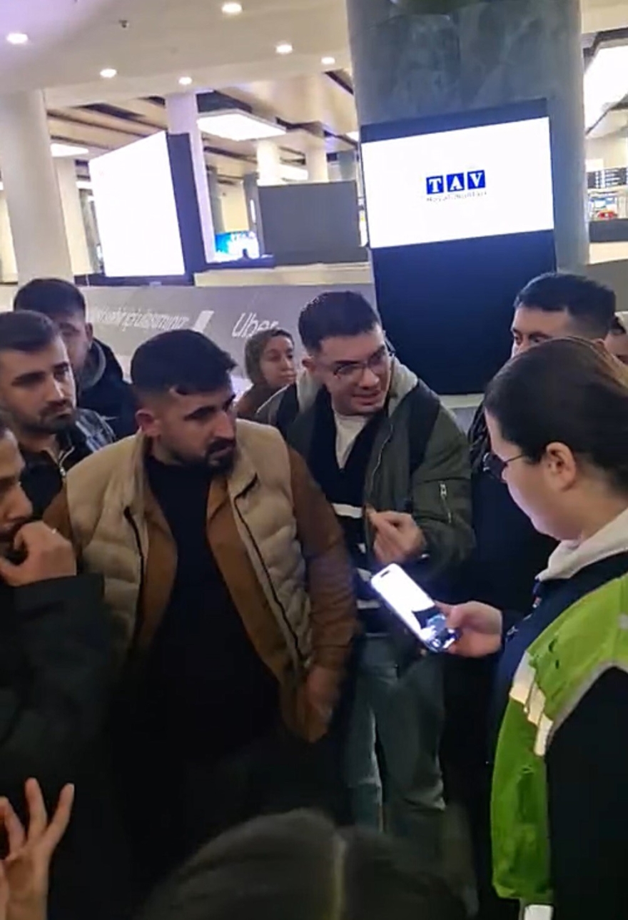 İ̇zmir-diyarbakır Uçuşu 12 Saatlik Eziyete Dönüştü