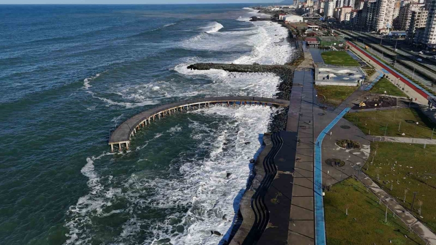 Karadeniz’de Dalgalar Havadan Görüntülendi