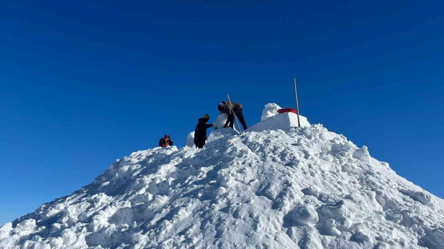 Sarıkamış Harekatı’nda Şehit Düşen Askerlerin Kardan Heykellerinin Yapımına Başlandı