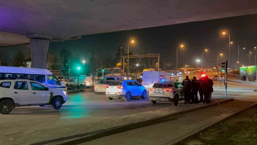 Otomobille Hafif Ticari Araç Çarpıştı: 1 Yaralı