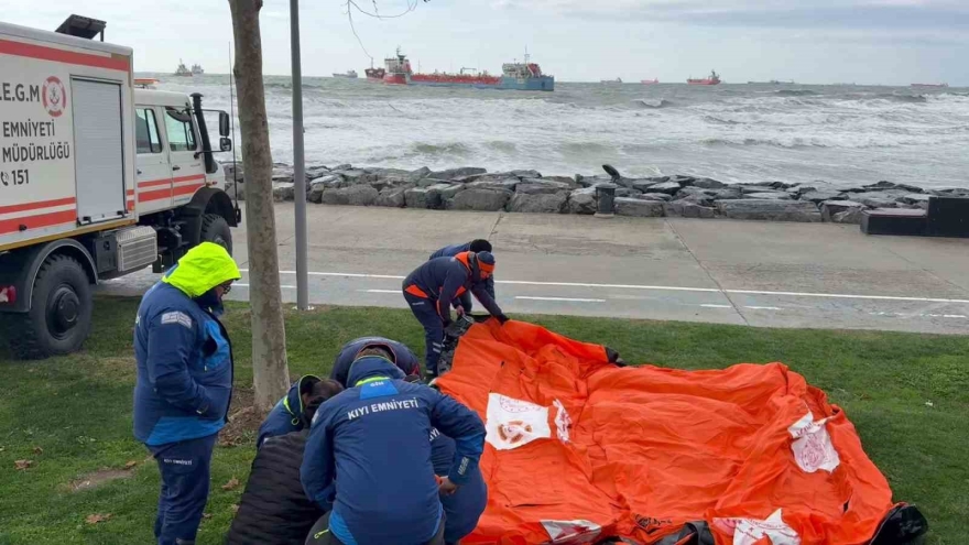 İ̇stanbul’da İki Tanker Acil Durum Çağrısında Bulundu, Gemiler Havadan Görüntülendi