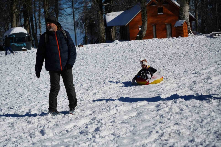 Hem Teleferiğe Bindiler Hem De Bembeyaz Örtü Üstünde Kar Topu Savaşı Yaptılar
