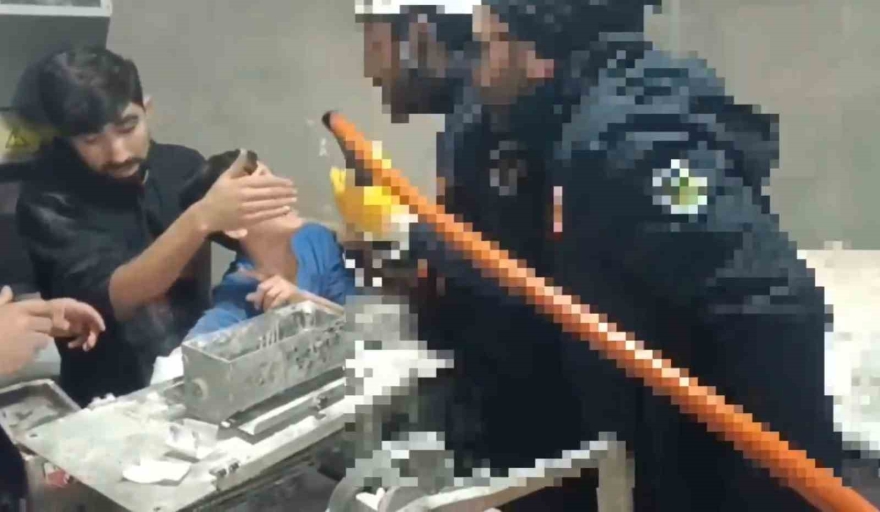 Kolu Hamur Makinesine Sıkışan Çocuğun İmdadına İtfaiye Yetişti