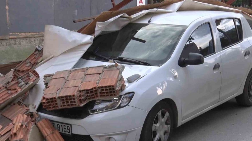 Maltepe’de İnşaatın İstinat Duvarı Arabanın Üzerine Yıkıldı