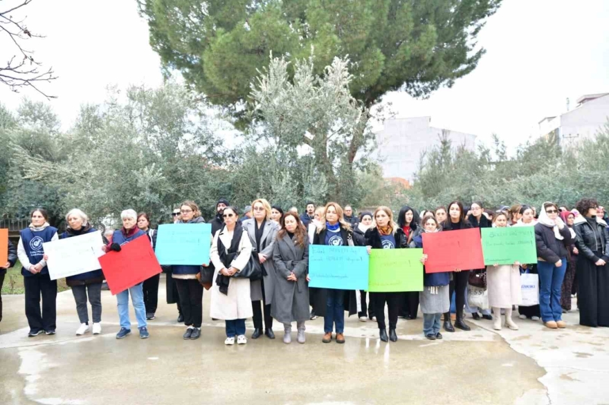 Eşi Tarafından Öldürülen Kadının Tabutunu Kadınlar Taşıdı