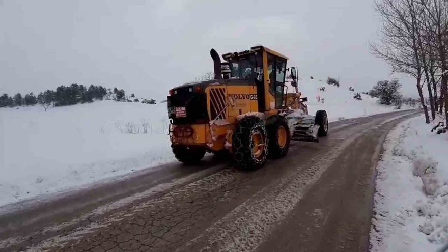Mudurnu’da Karla Mücadele Çalışmaları Aralıksız Sürüyor