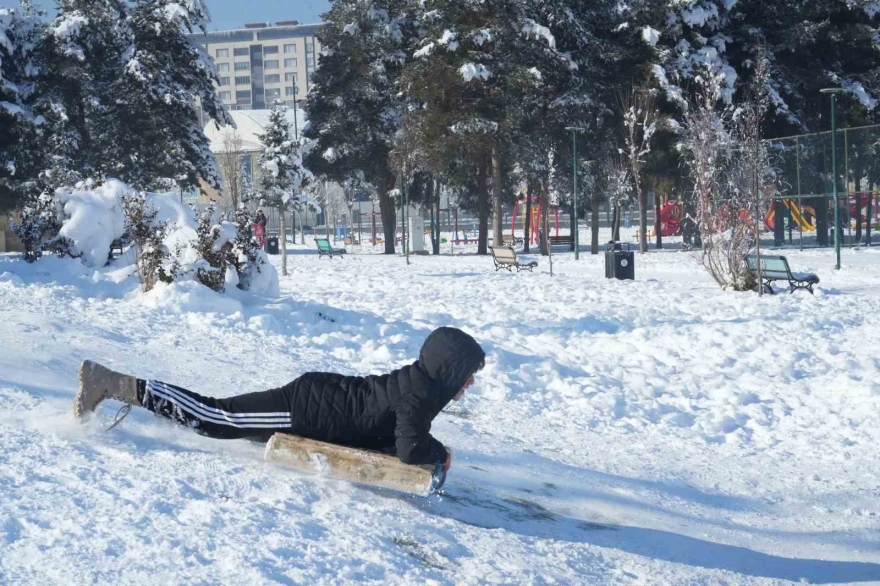Muş’ta Eksi 28 Derece: Göletler Dondu, Çatılarda Buz Sarkıtları Oluştu
