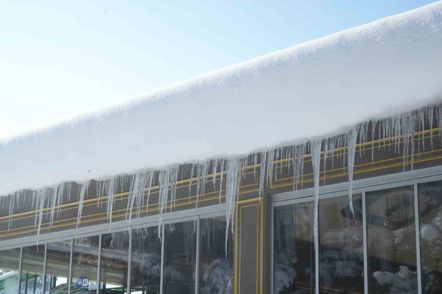 Muş’ta Eksi 28 Derece: Göletler Dondu, Çatılarda Buz Sarkıtları Oluştu