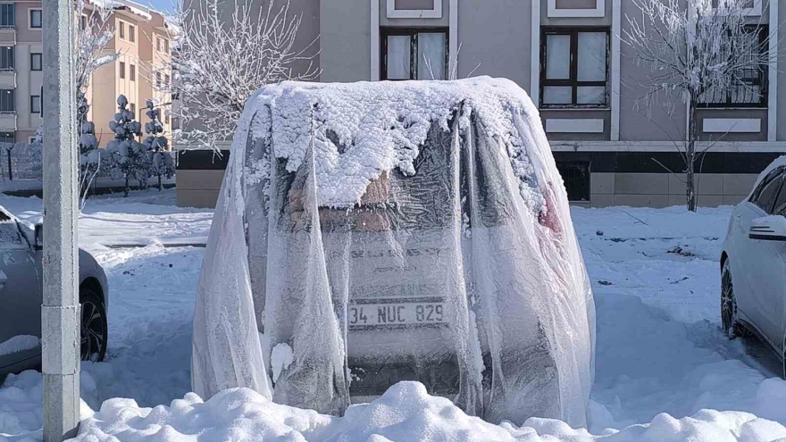 Muş’ta Eksi 28 Derece: Göletler Dondu, Çatılarda Buz Sarkıtları Oluştu