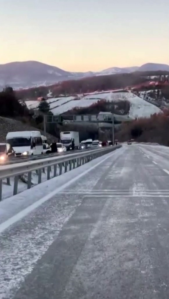 Sinop’ta Yol Buz Tuttu, Araçlar Yolda Kaldı