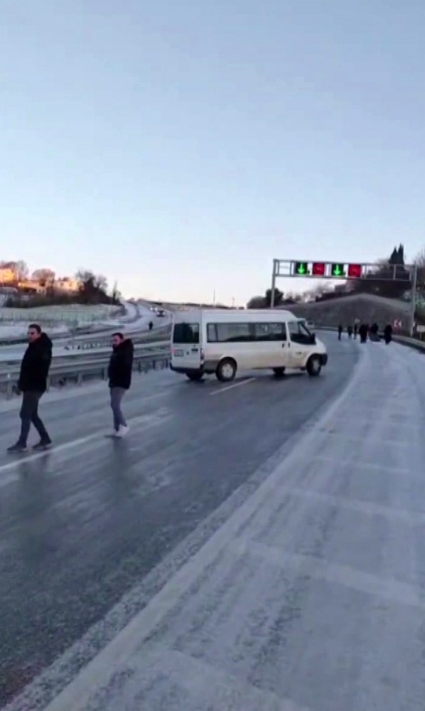 Sinop’ta Yol Buz Tuttu, Araçlar Yolda Kaldı