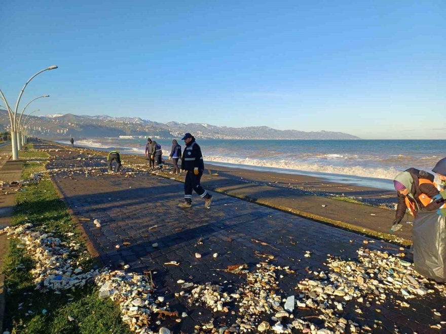 Trabzon’da Fırtınada Dalgaların Sahile Getirdiği Atıklar Temizleniyor