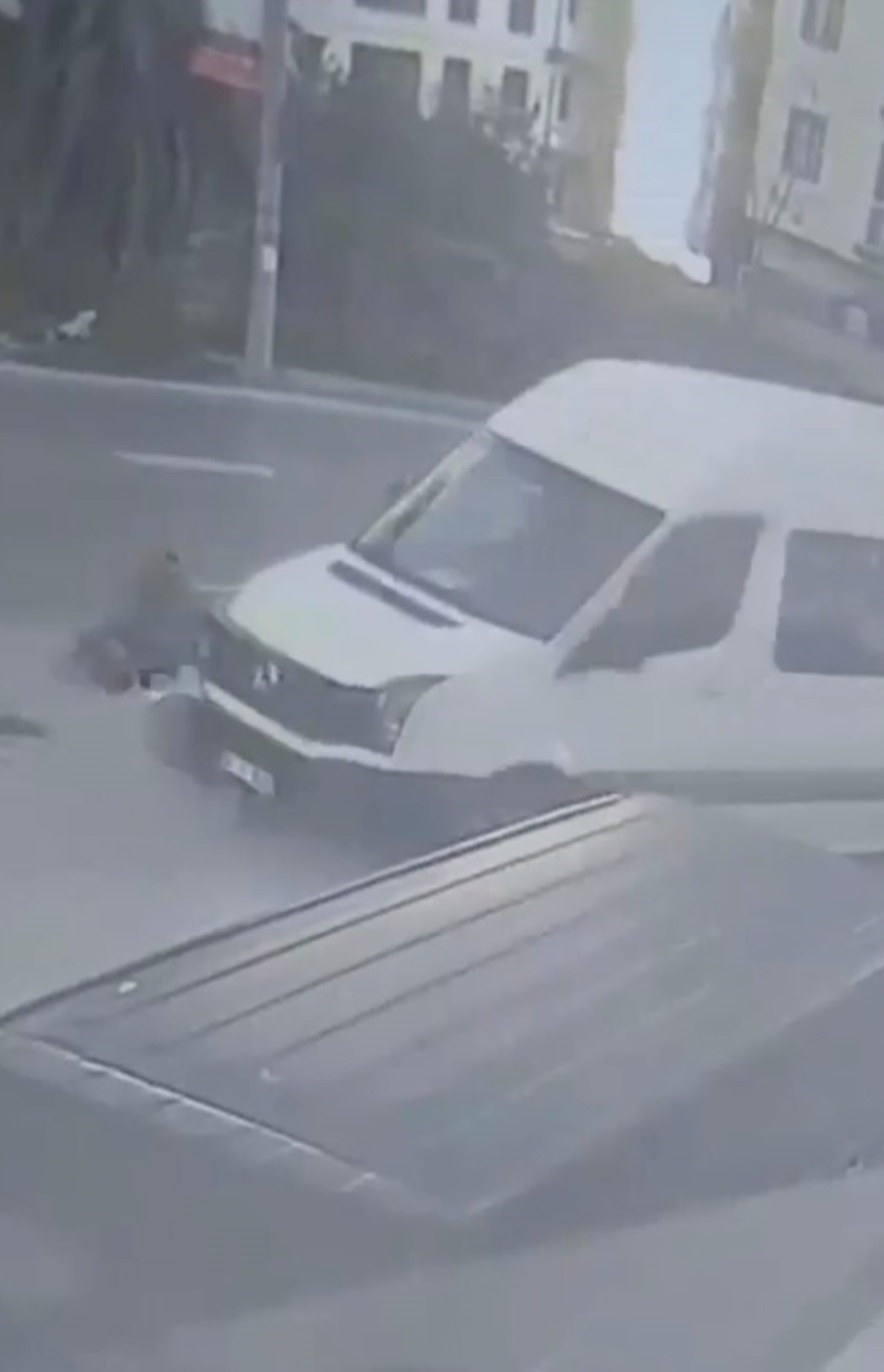 Dolmuş Bekleyen Kadın Minibüsün Altında Böyle Kaldı