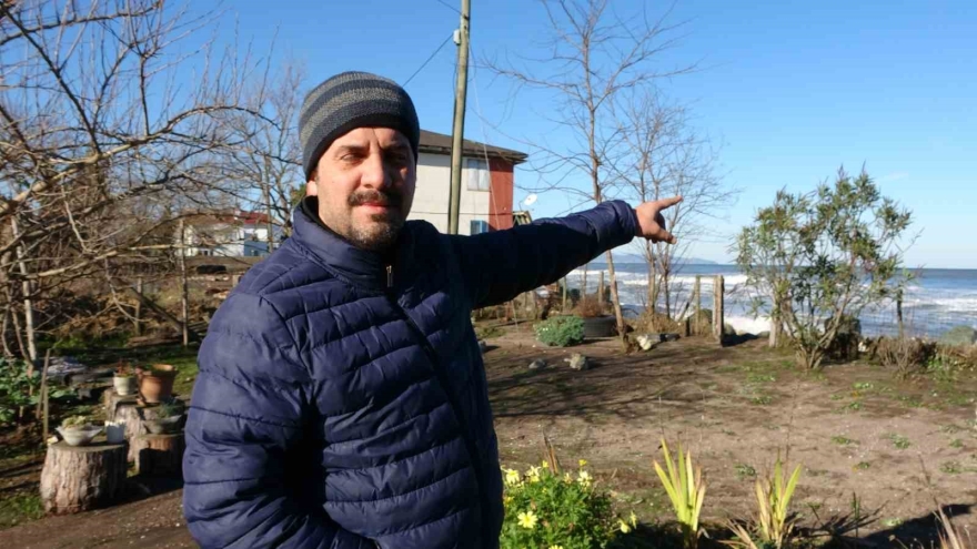 Ordu’da Denizdeki Fırtına Hayatı Felç Etti: Dalgalar Evlere Zarar Verdi, Balıkçı Teknesi Parçalandı