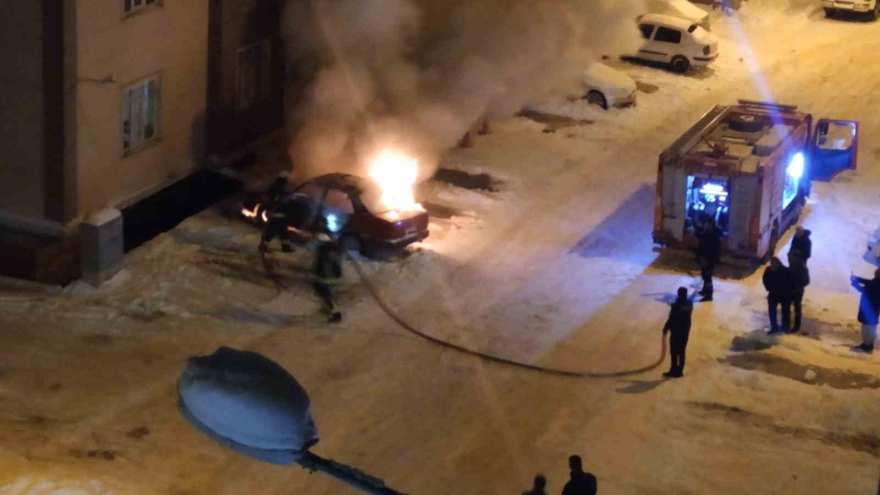 Van’da Park Halindeki Otomobil Alev Alev Yandı