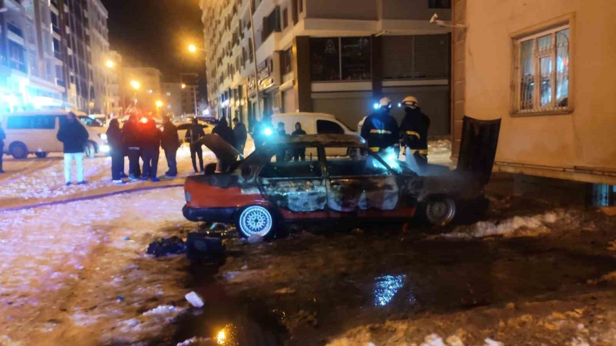 Van’da Park Halindeki Otomobil Alev Alev Yandı