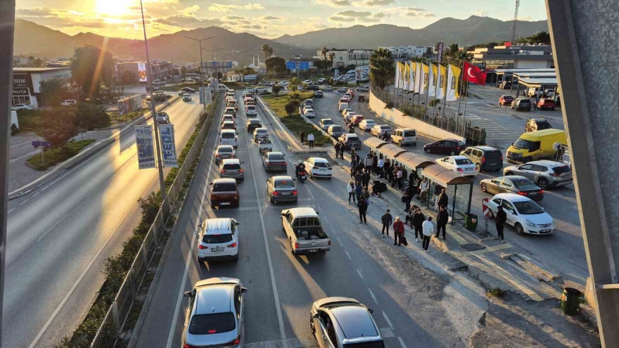 Bodrum’da Yeni Yıl Trafiği: "uzun Araç Kuyrukları Oluştu"