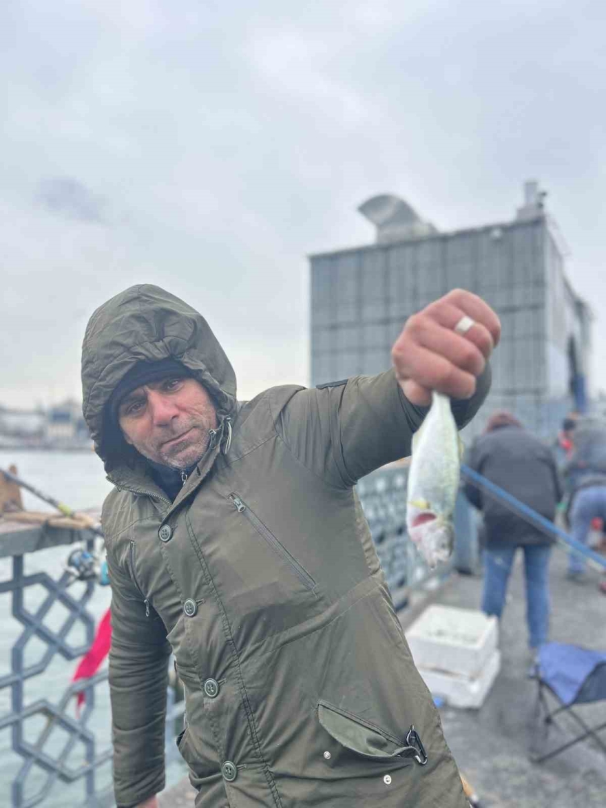 Balığın Kulağına Kar Suyu Kaçtı, Olta Balıkçıları Yılın Son Günü Galata Köprüsü’nde "rastgele" Dedi