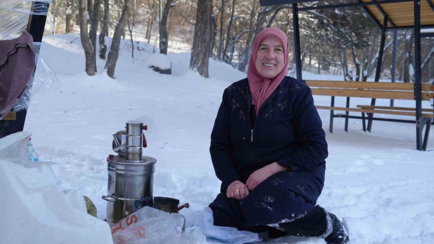 Karagöl Tabiat Parkı Beyaza Büründü, Gölün Yüzeyi Buz Tuttu