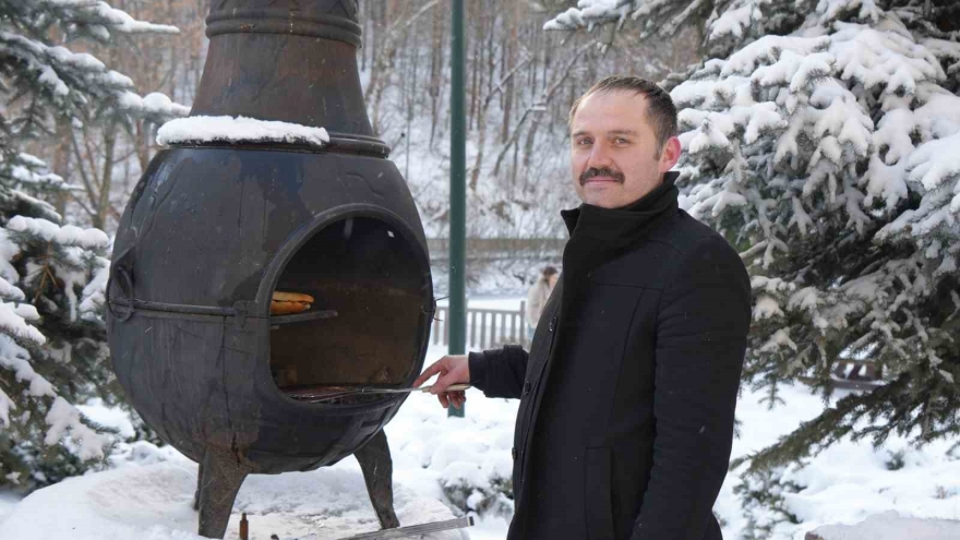 Karagöl Tabiat Parkı Beyaza Büründü, Gölün Yüzeyi Buz Tuttu