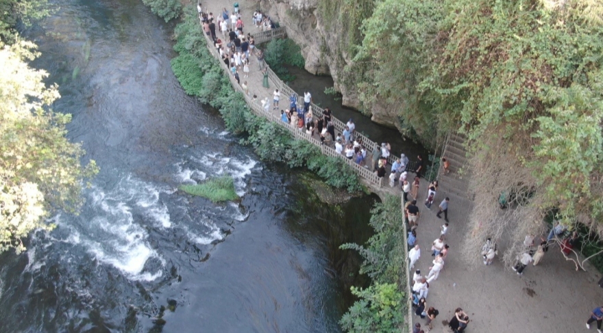 Antalya’nın Simgelerinden Düden Şelalesi, 2025’te Yaklaşık 900 Bin Ziyaretçiyi Ağırladı