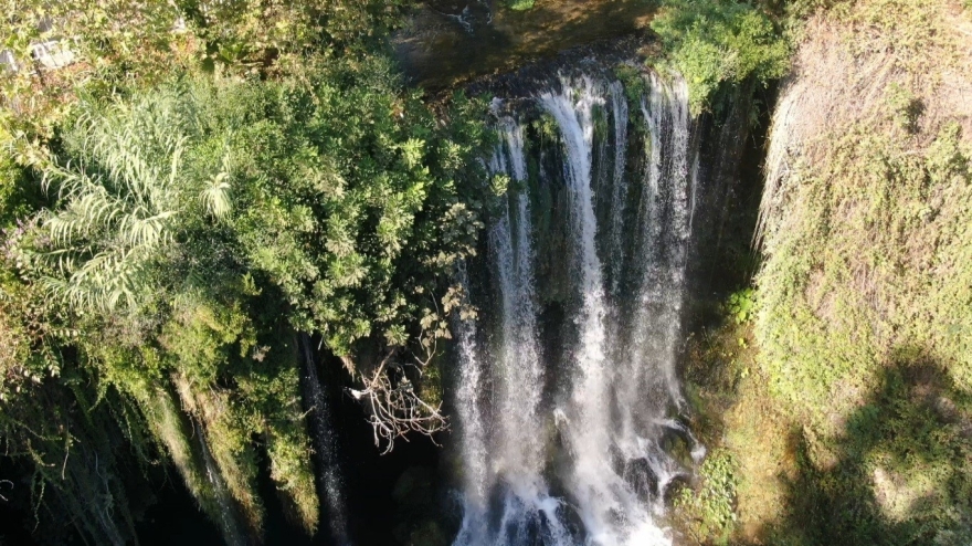 Antalya’nın Simgelerinden Düden Şelalesi, 2025’te Yaklaşık 900 Bin Ziyaretçiyi Ağırladı