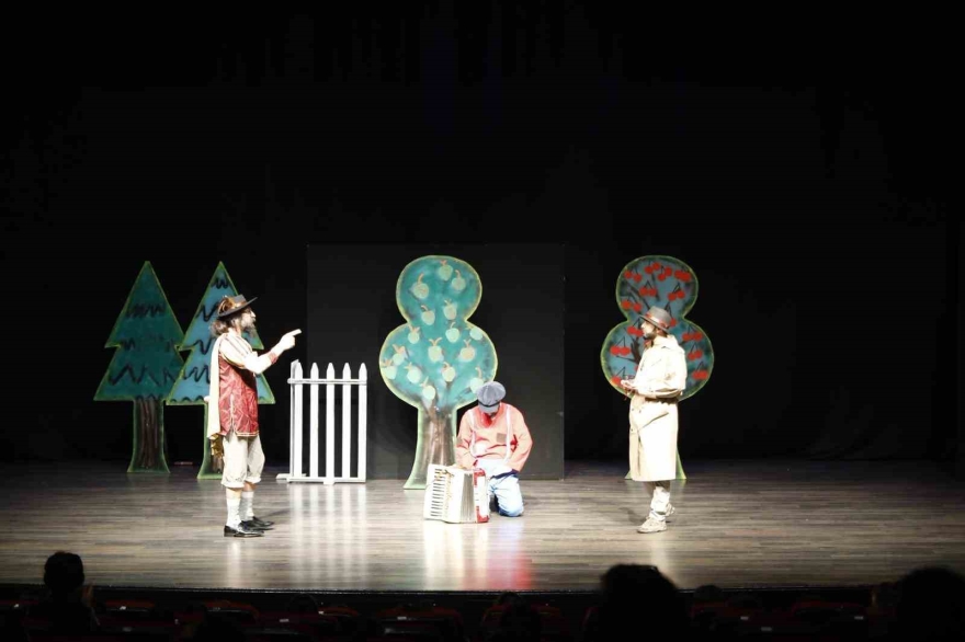 Aydın Büyükşehir Belediyesi Minik Öğrencileri Tiyatro İle Buluşturdu