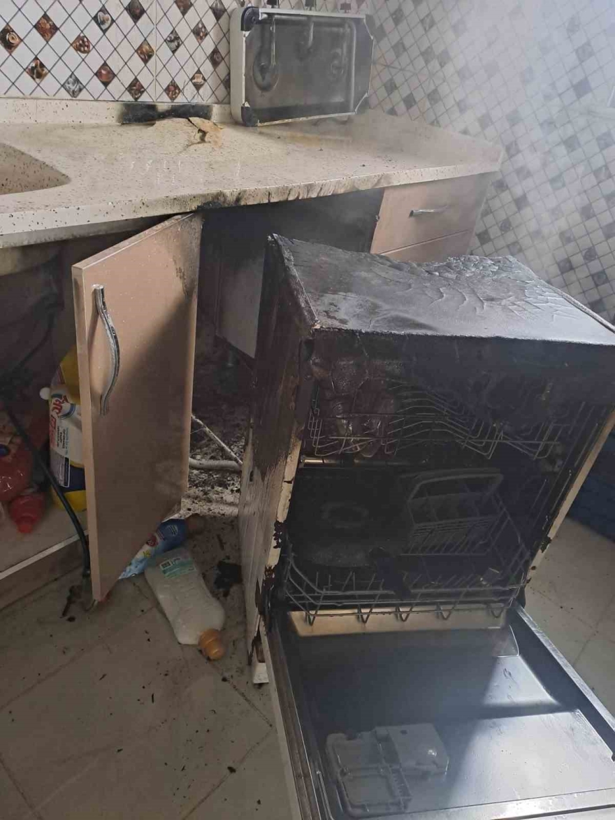 İ̇tfaiyenin Hızlı Müdahalesiyle Alevler Diğer Odalara Sıçramadan Söndürüldü