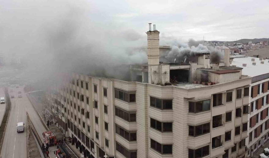 Eskiden Otel Olarak Kullanılan Binada Çıkan Yangın Korkuttu