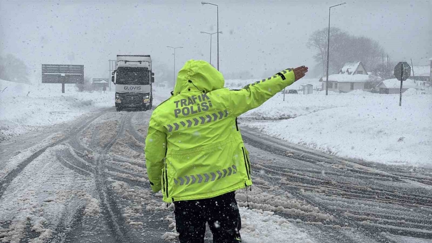 Bolu Dağı’nda D-100 Kara Yolunun İ̇stanbul Yönü Ağır Tonajlı Araç Trafiğine Kapatıldı