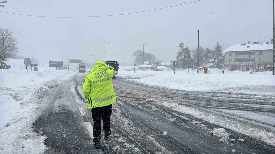 Bolu Dağı’nda D-100 Kara Yolunun İ̇stanbul Yönü Ağır Tonajlı Araç Trafiğine Kapatıldı