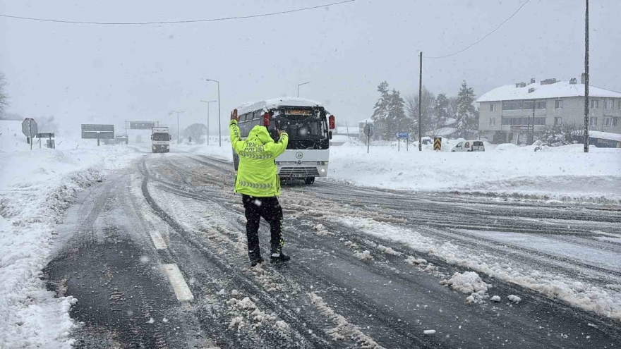 Bolu Dağı’nda D-100 Kara Yolunun İ̇stanbul Yönü Ağır Tonajlı Araç Trafiğine Kapatıldı