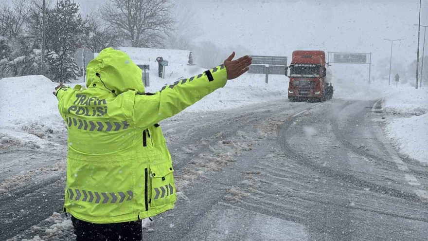 Bolu Dağı’nda D-100 Kara Yolunun İ̇stanbul Yönü Ağır Tonajlı Araç Trafiğine Kapatıldı