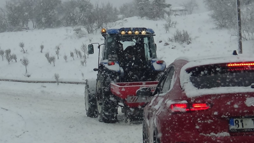 Yedigöller Milli Parkı Yolu Buzlanma Nedeniyle Ulaşıma Kapatıldı