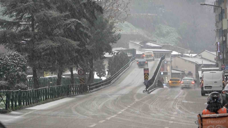 Bursa Şehir Merkezi De Beyazlara Büründü