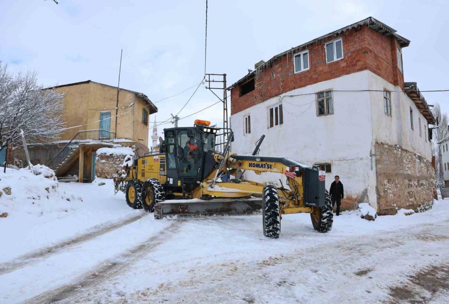 Sivas’ta Karla Kaplı Yolda Hayat Kurtaran Seferberlik
