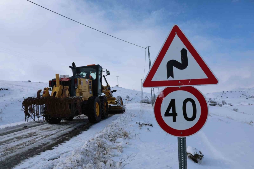 Sivas’ta Karla Kaplı Yolda Hayat Kurtaran Seferberlik