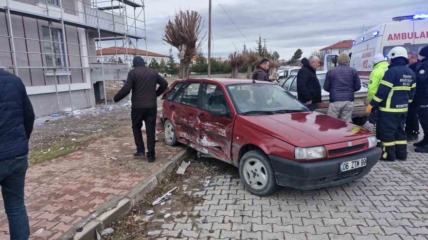 Çorum’da İki Otomobil Çarpıştı: 1 Yaralı