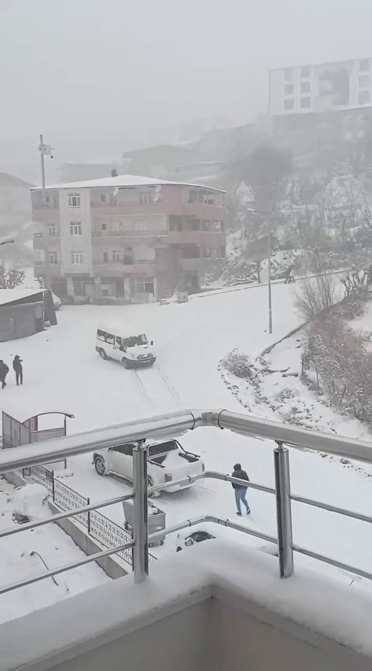 Kayarak Üzerine Gelen Minibüsü Gördü, Manevrasıyla Kazadan Kurtuldu
