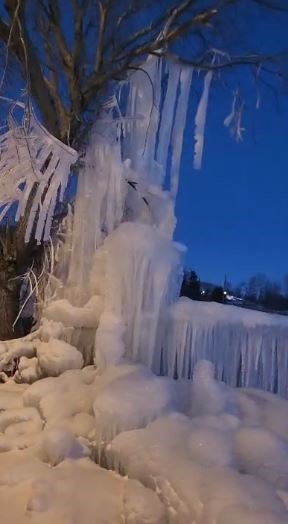 Dondurucu Soğuklar Su Patlağını Buz Kütlesine Dönüştürdü