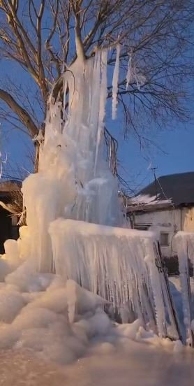 Dondurucu Soğuklar Su Patlağını Buz Kütlesine Dönüştürdü
