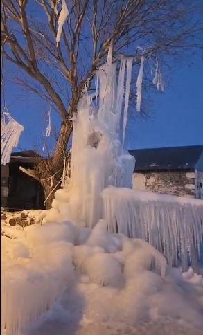 Dondurucu Soğuklar Su Patlağını Buz Kütlesine Dönüştürdü