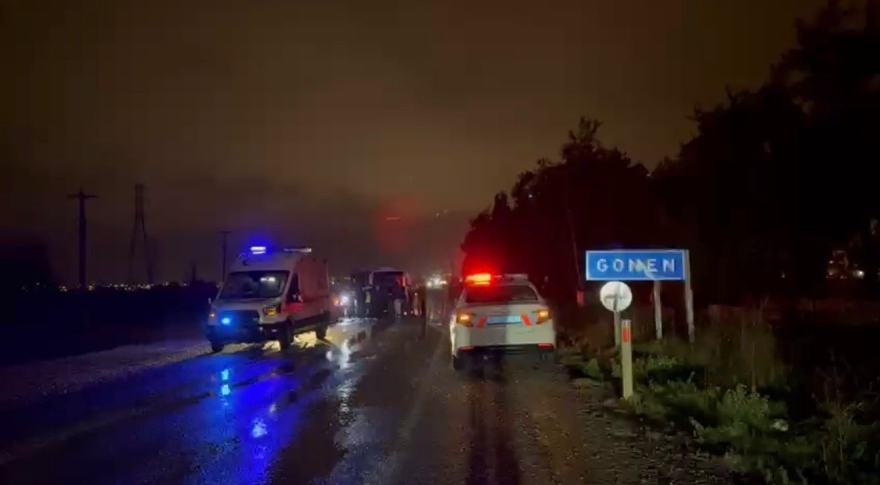 Gönen’de İşçi Servisi İle Otomobil Çarpıştı: 1 Ölü, 13 Yaralı