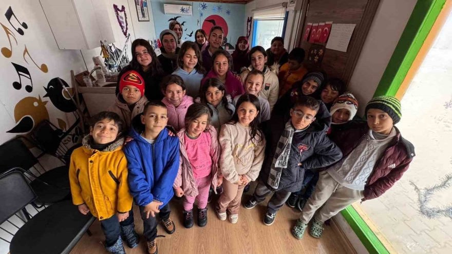 Türkiye’nin Dört Bir Yanından Gönderilen Yılbaşı İkramlıkları Öğrencilere Ulaştırıldı