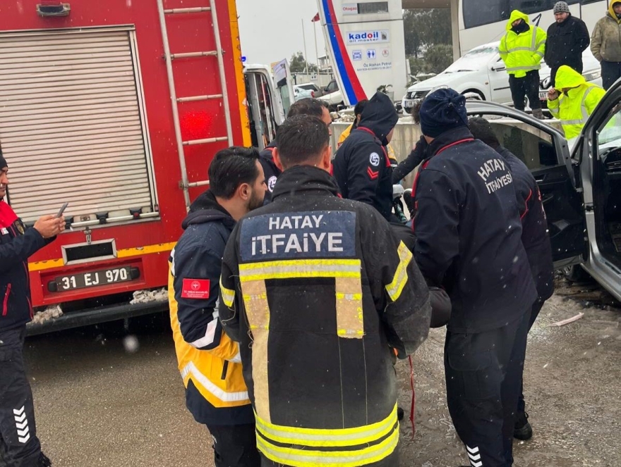 Duvara Çarpan Hafif Ticari Aracın Sürücüsü Yaralandı