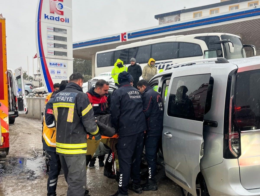 Duvara Çarpan Hafif Ticari Aracın Sürücüsü Yaralandı