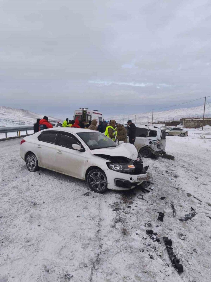 Iğdır-doğubayazıt Yolunda Zincirleme Kaza: 3 Yaralı